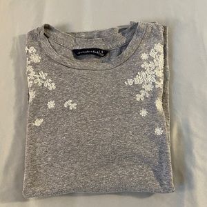 Elegant grey t-shirt from Abercrombie